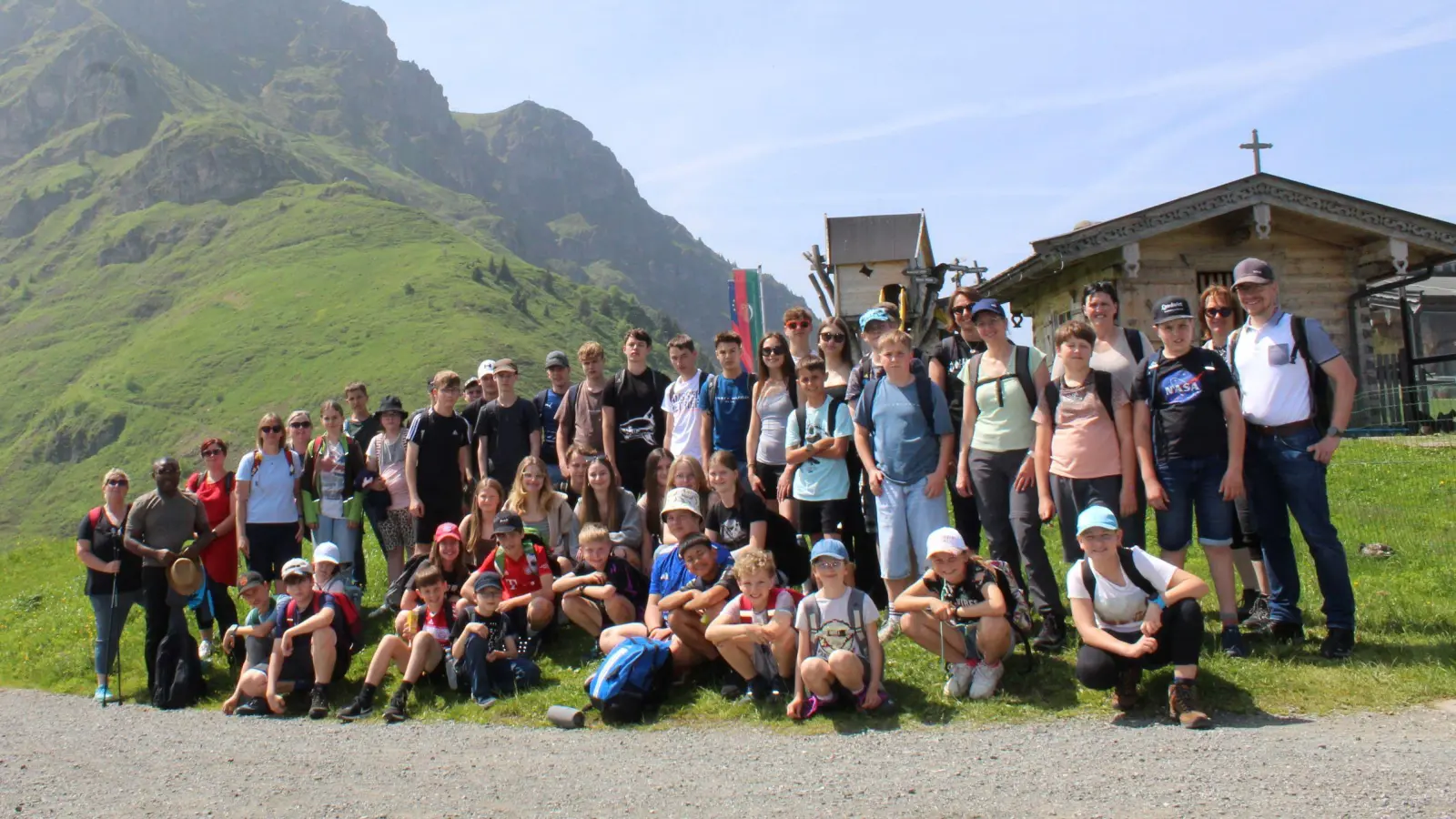 Die Ministranten vor der Kulisse des Kitzbüheler Horns.  (Bild: Martina Fischer)