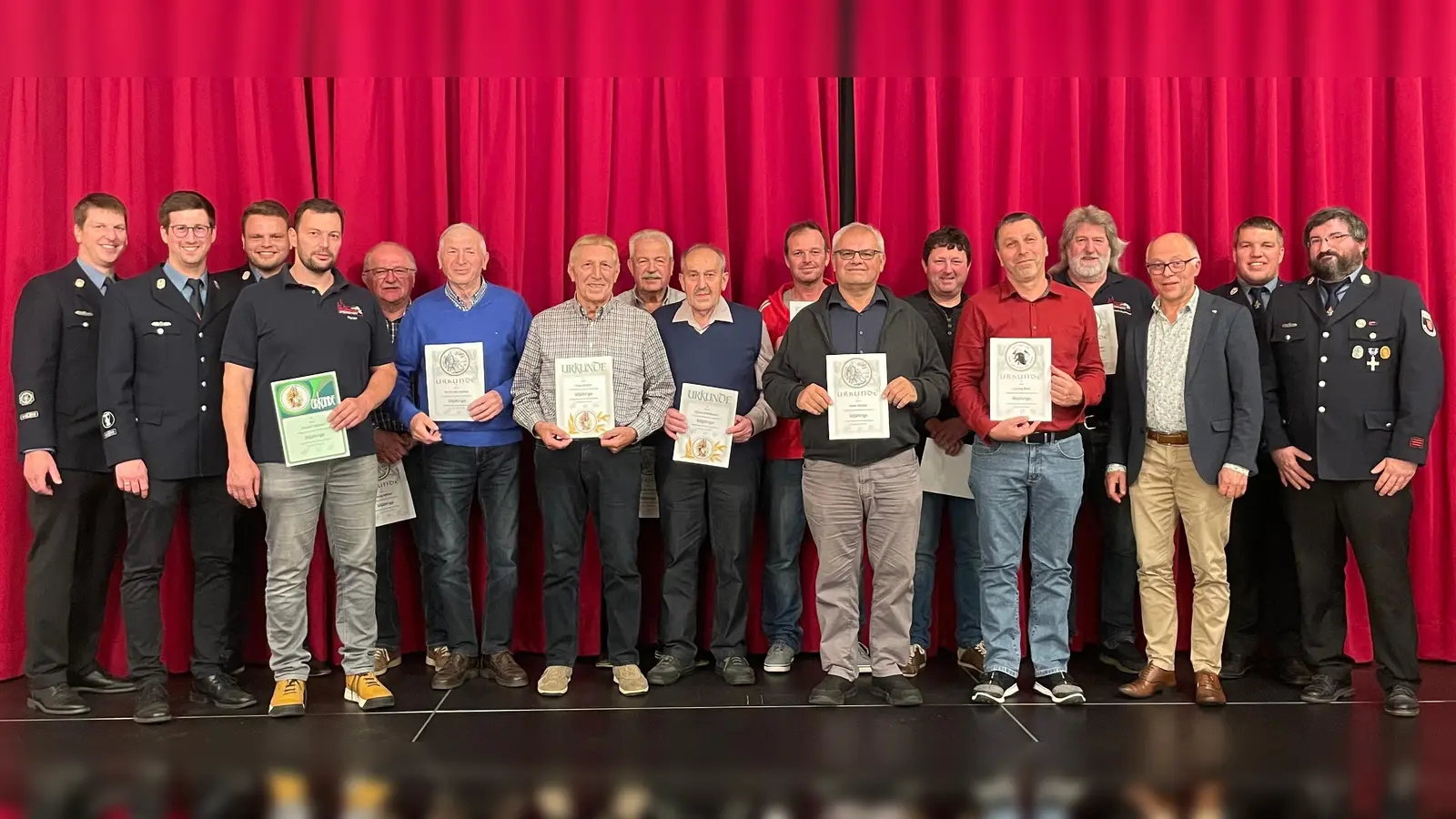 Im Rahmen des Kameradschaftsabends ehrte die Wehr zahlreiche Speinsharter für 60, 50, 40 und 25 Jahre Mitgliedschaft bei der FFW.  (Bild: Robert Dotzauer)
