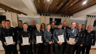 Für 50 Jahre aktiven Feuerwehrdienst wurde Hubert Mühlhofer aus Hessenreuth (Erster von rechts mit Urkunde) bei der Ehrung von 14 langjährigen Aktiven aus der Verwaltungsgemeinschaft Pressath in Burkhardsreuth geehrt. (Bild: Bernhard Piegsa)