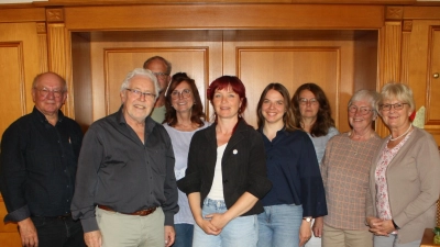 Das Leitungsteam des Kulturkreises Pressath wird künftig von Richard Waldmann und Barbara Bodner (Zweiter und Fünfte von links) geführt. Eckhard Bodner (links) bleibt Schriftführer, 2025 wurde er anlässlich des Vereinsjubiläums zum Ehrenvorsitzenden ernannt. (Bild: Dr. Bernhard Piegsa)