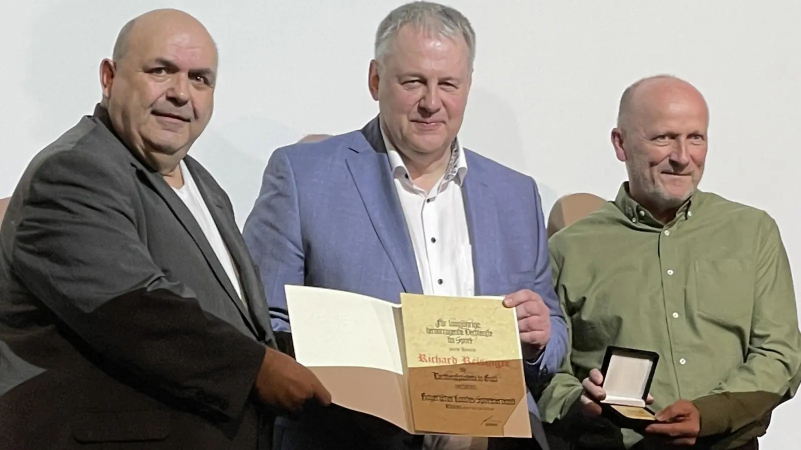 Thomas Gebele, Richard Reisinger und Reinhard Weber (von links) bei der Ehrung. (Bild: Reinhard Weber/exb)