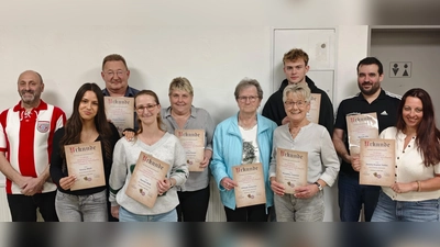 Einige der längjährigen Mitglieder mit ihren Urkunden. (Bild: Andreas Wittmann)