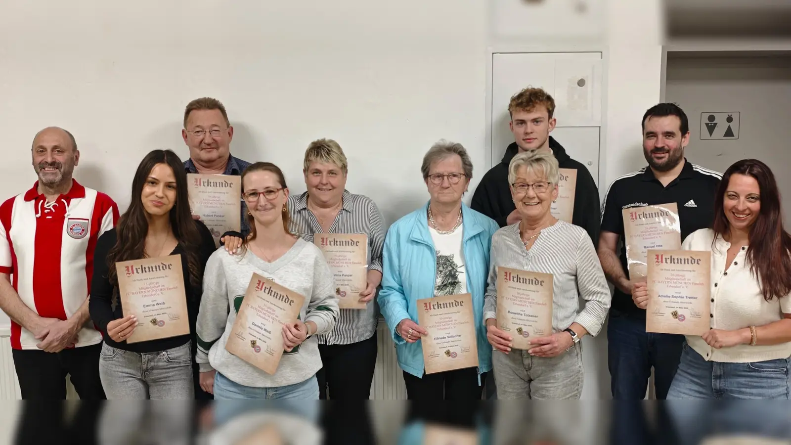Einige der längjährigen Mitglieder mit ihren Urkunden. (Bild: Andreas Wittmann)
