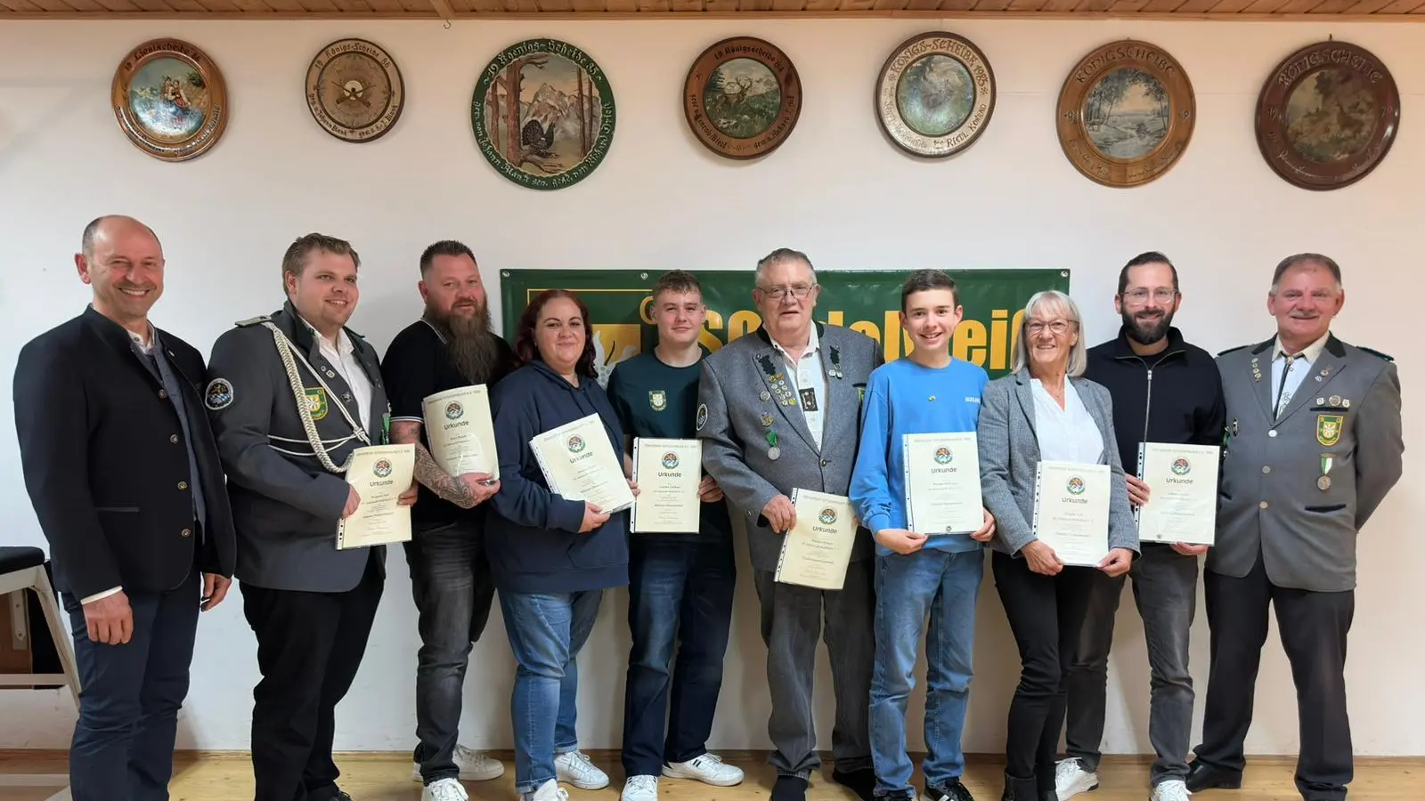 Die geehrten Mitglieder der SG Edelweiß Wolfsbach mit Erstem Bürgermeister Hans Ram (l.) und Erstem Schützenmeister Heiner Graf (r.) (Bild: Tamara Reichert)