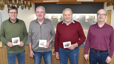 Lothar Mehringer, Winfried Bunk, Helmut Himmerer mit 2. Schützenmeister Markus Gebhard.  (Bild: Reiner Hoffmann)