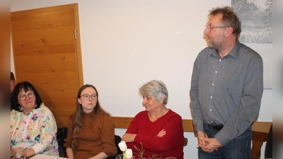 Mit einem vielfältigeren Angebot will der Kemnather Heimatkundliche Arbeitskreis (Zweite von links: Vorsitzende Katrin Pasieka-Zapf zwischen Schriftführerin Liane Preininger und Museumsteam-Mitarbeiterin Käthe Pühl) auch ein jüngeres Publikum ansprechen. Über den „frischen Wind” freute sich auch Vizebürgermeister Hermann Schraml (stehend). (Bild: Bernhard Piegsa)