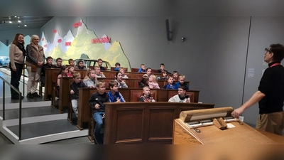 Mit Freude nahm eine Schülergruppe auf den Bänken des Landtags von 1949 Platz. (Bild: Ortrud Sperl)