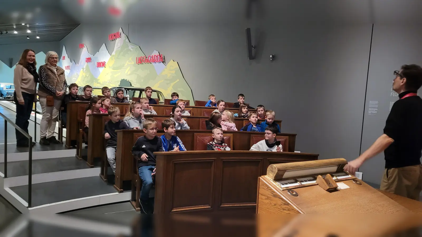 Mit Freude nahm eine Schülergruppe auf den Bänken des Landtags von 1949 Platz. (Bild: Ortrud Sperl)