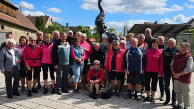 Die Teilnehmer am imposanten Zoiglbrunnen nebren dem Kommumbrauhaus (Bild: Petra Meissner)