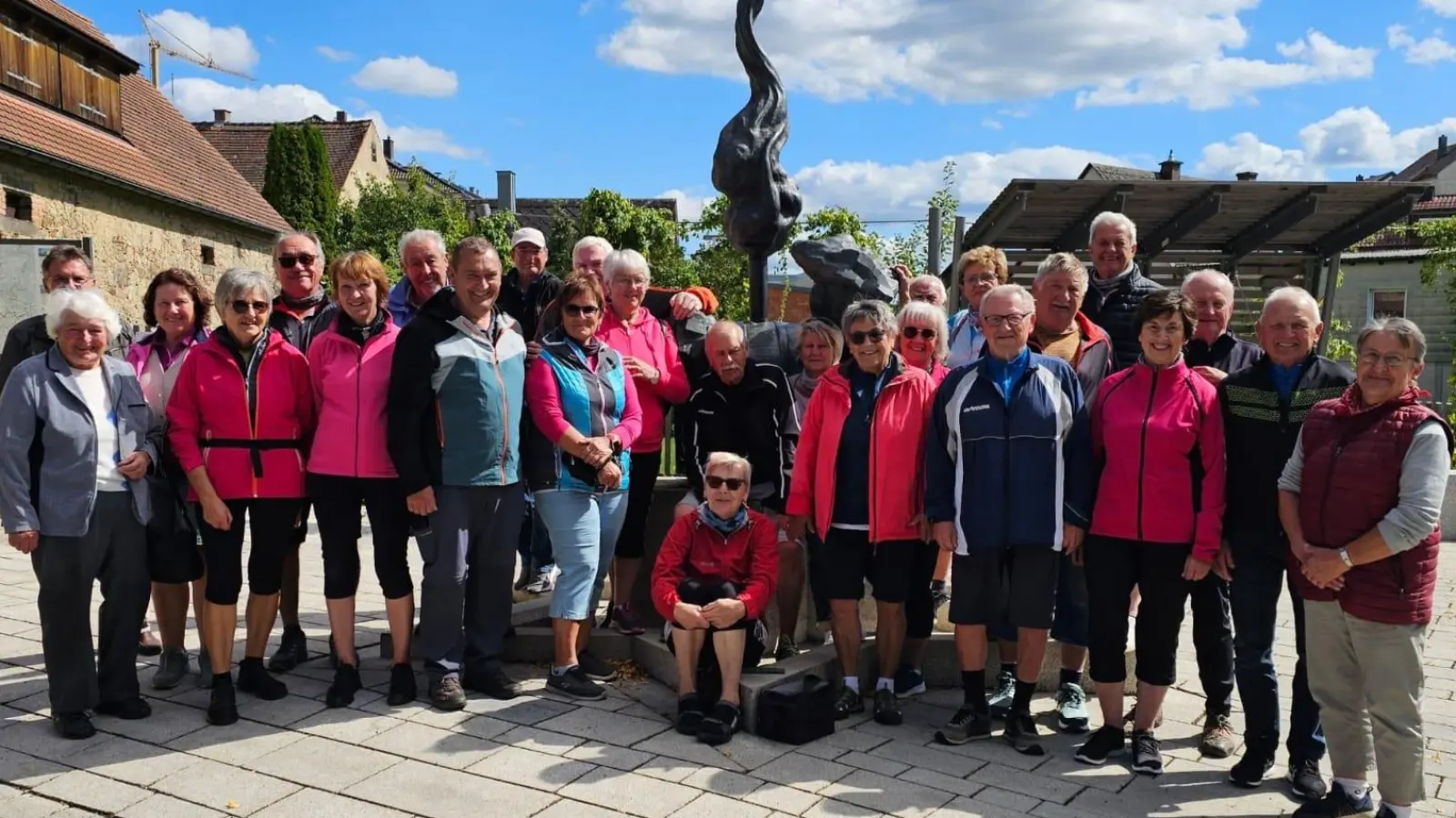 Die Teilnehmer am imposanten Zoiglbrunnen nebren dem Kommumbrauhaus (Bild: Petra Meissner)