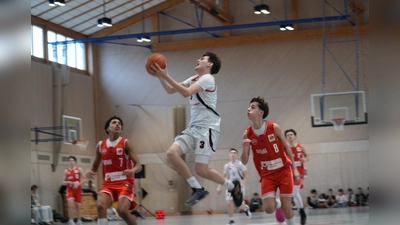 Noel Petrovic (weisses Trikot) auf dem Weg zum Korb (Bild: Christian Tiemann)