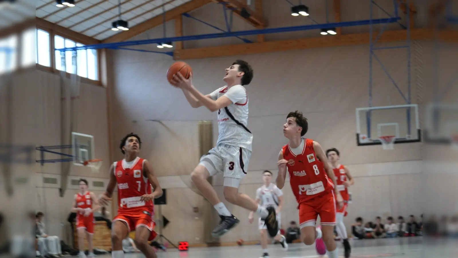 Noel Petrovic (weisses Trikot) auf dem Weg zum Korb (Bild: Christian Tiemann)