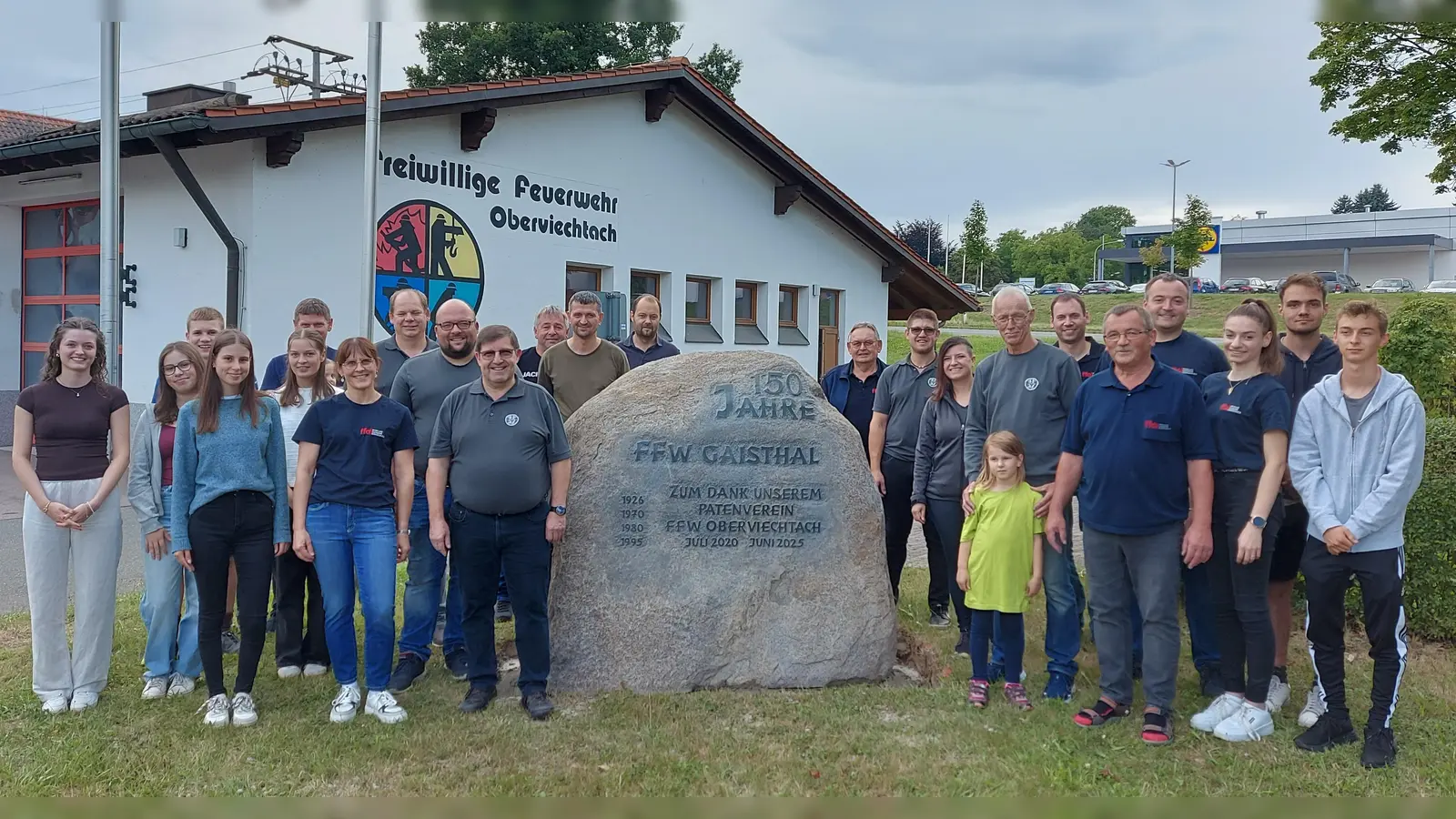 Aktive der Feuerwehren von Oberviechtach und Gaisthal freuten sich nach der Enthüllung über das imposante Patengeschenk.  (Bild: Georg Lang)
