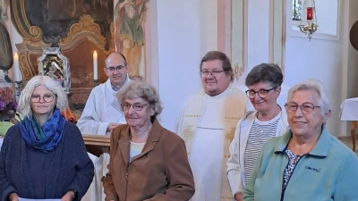 Die Messnerinnen Susanne Stock, Monika Richter und Monika Mark mit Diakon Martin Schraml, Stadtpfarrer Hubert Bartel und Martina Mewes (Vorsitzende KDFB). (Bild: Helene Kraus)