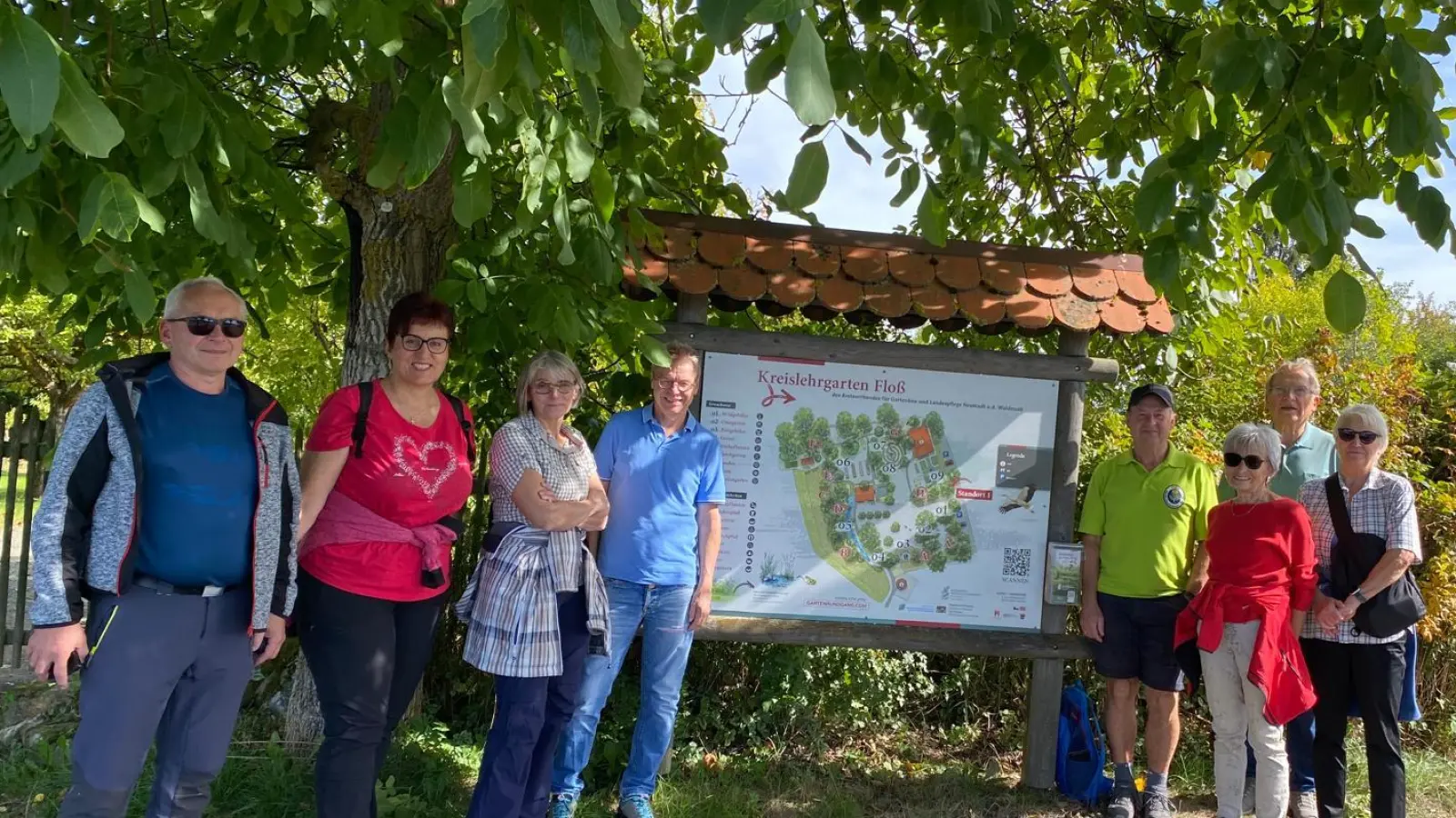 Das Bildzeigt die Wandergruppe des OWV Windischeschenbach - Neuhaus vor der Wegweisertafel. (Bild: Elisabeth Schupfner)