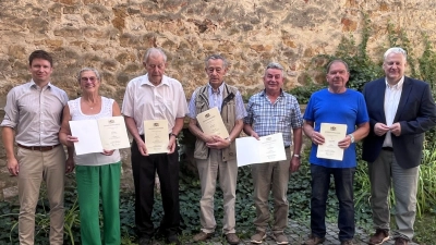 Landrat Richard Reisinger (rechts) und Maximilian Kronen (links) bedankten sich bei den anwesenden Feldgeschworenen für ihre langjährigen Dienste. Von links: Ella Prügel, Josef Weiß, Johann Reng, Gerhard Schießl und Gerhard Regler.  (Foto: Martina Beierl)