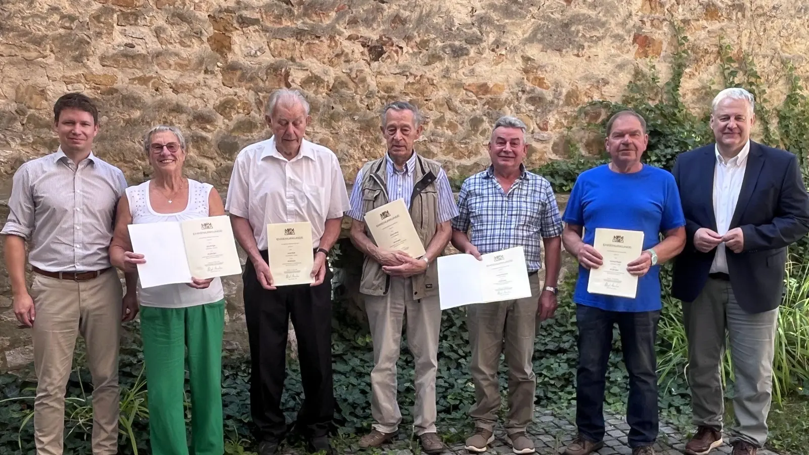 Landrat Richard Reisinger (rechts) und Maximilian Kronen (links) bedankten sich bei den anwesenden Feldgeschworenen für ihre langjährigen Dienste. Von links: Ella Prügel, Josef Weiß, Johann Reng, Gerhard Schießl und Gerhard Regler.  (Foto: Martina Beierl)
