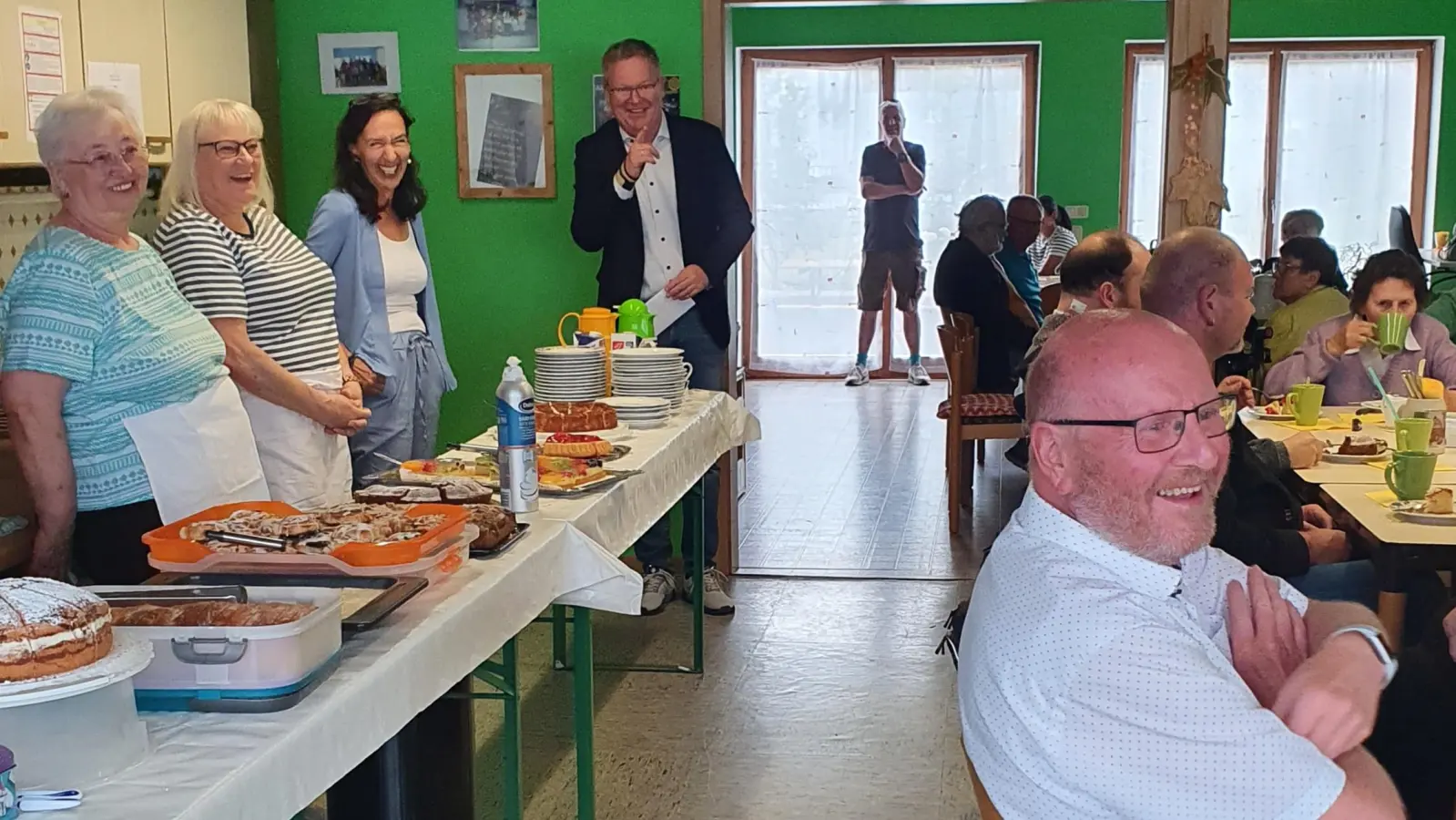 3 v.l. OBA-Leiterin Luzia Fromm, 4.v.l. OB Michael Cerny, rechts 1. Vorstand Klaus König (Bild: Luzia Fromm)