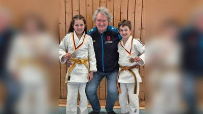 Lukas und Lena mit Trainer Manfred Schmid (Bild: Caroline Wittmann)