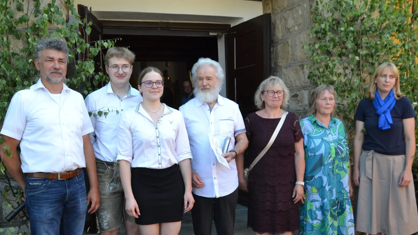 Pater Ferdinand (Mitte) weilt derzeit auf Heimaturlaub in Tröbes. Der Frauenbund Moosbach und die Landjugend Tröbes haben ihm Spenden für seine Arbeit im Kongo übergeben. Darüber freute sich auch der Vorsitzende der Missionsbrücke Bernhard Rom (links). (Bild: Peter Garreiss)