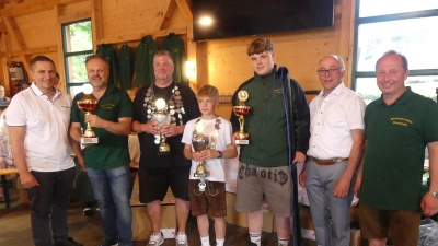 Die Bürgermeister Marcus Gradl (links) und Albert Nickl (2. v. re.) gratulierten (ab 2. v. li.) Uwe Schertel, Jürgen Plohmann, Maximilian Schreier, Maximilian Schwalenberg und Günter Ring zu deren Angelerfolgen. <br> (Bild: Walther Hermann)