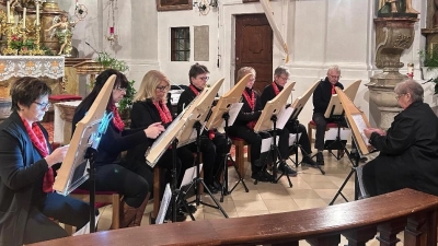 Ein besonderer musikalischer Akzent wurde durch die Veeh-Harfengruppe Ebnath gesetzt. (Bild: Josef Söllner)