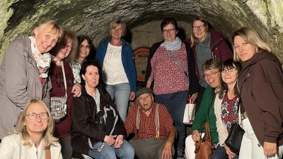 Gruppenfoto der Besucherinnen mit Erwin Kraus (Mitte mit Mütze) im Bierkeller (Bild: Armin Kraus)