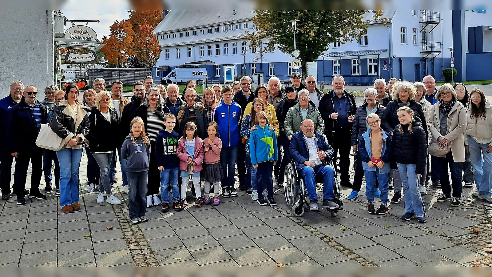 Die Mitglieder der Siedlergemeinschaft Rehbühl vor den Bavaria-Filmstudios in München. Für Groß und Klein wurde der Ausflug zu einem echten Filmabenteuer. (Bild: Reinhard Kreuzer)