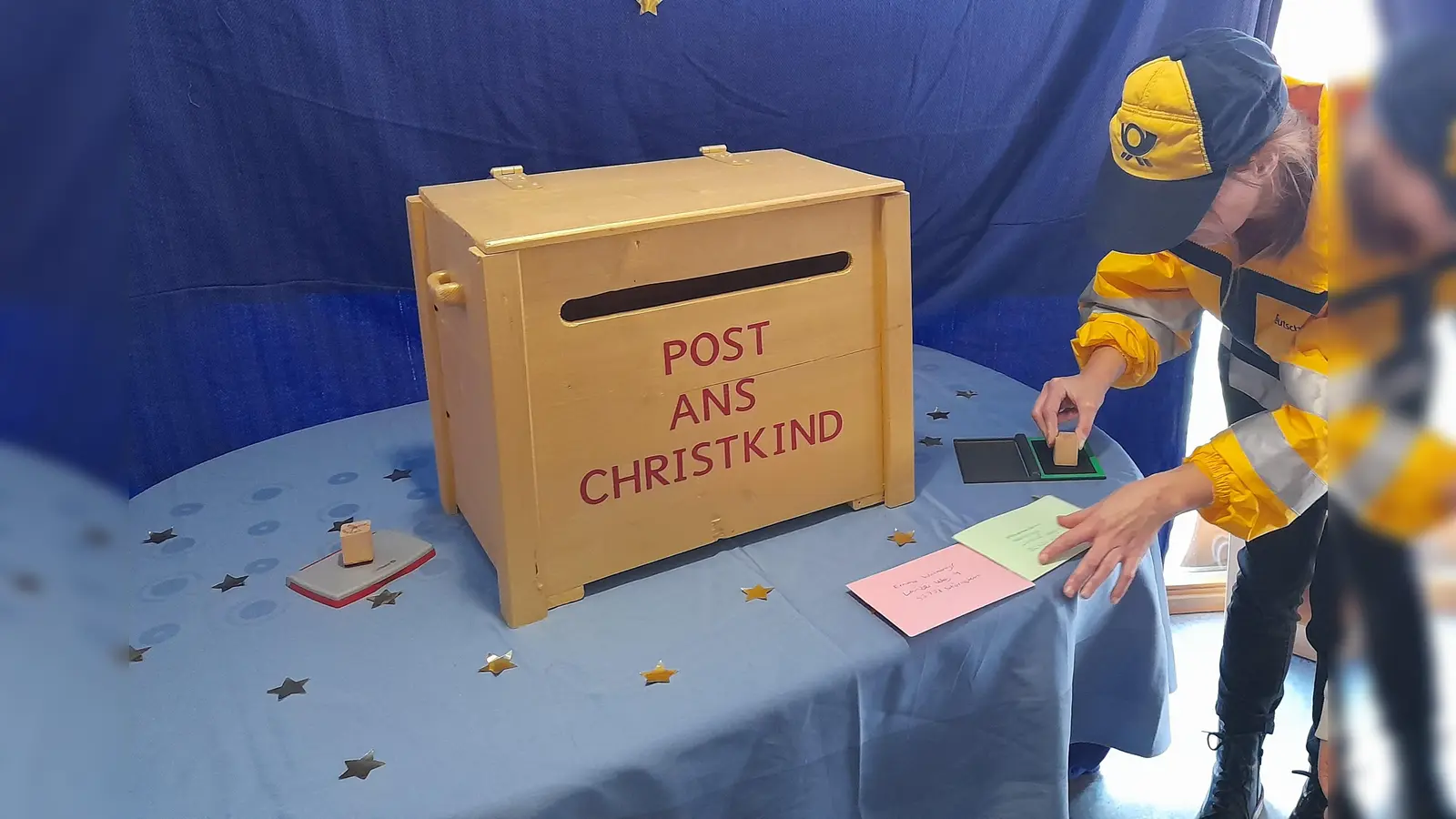 Mit viel Ehrfurcht wurden die Wunschzettel in den goldenen Briefkasten geworfen (Bild: Stefanie Unterburger)