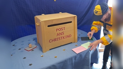 Mit viel Ehrfurcht wurden die Wunschzettel in den goldenen Briefkasten geworfen (Bild: Stefanie Unterburger)