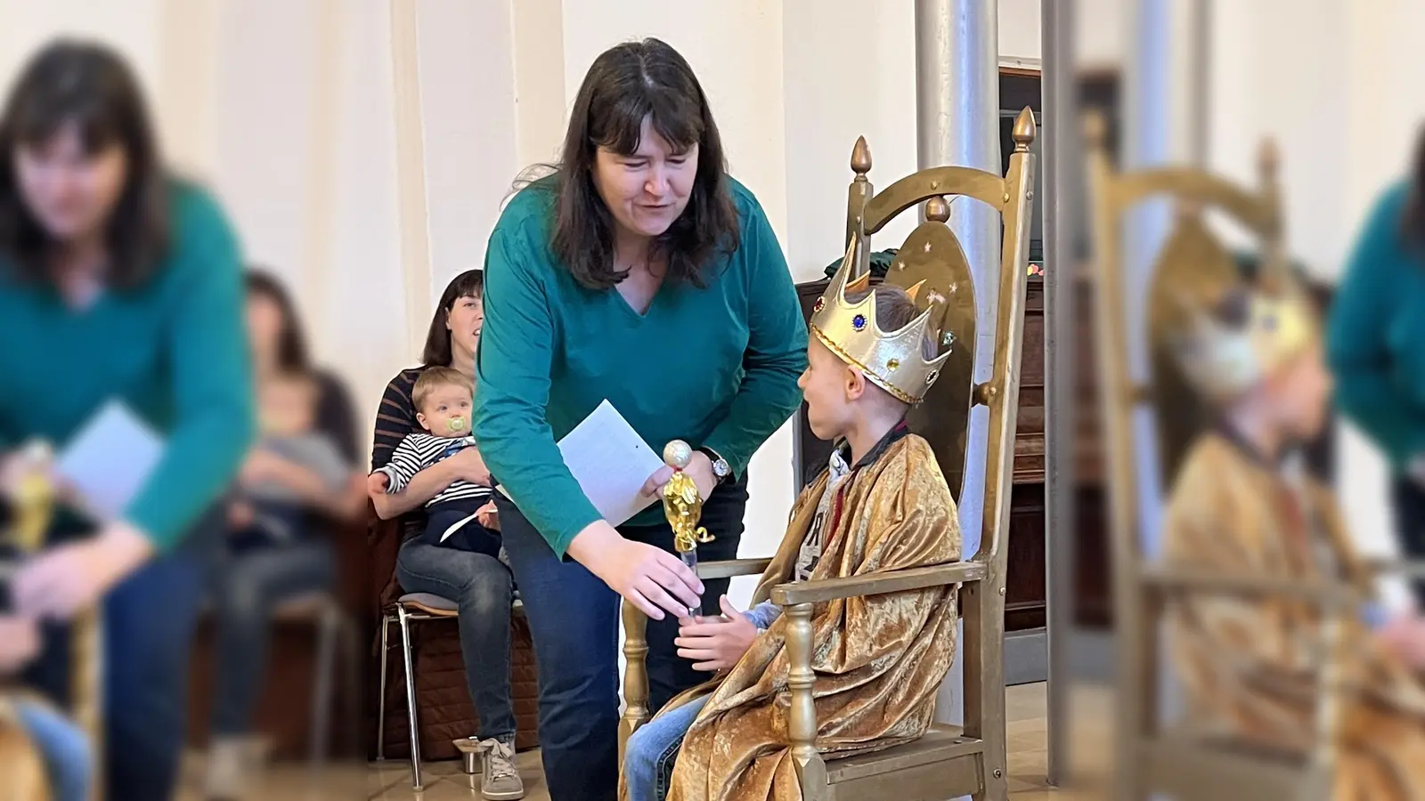 Marianne Beer überlegt mit den Kinder wie ein echter König ausschaut. Schnell wird klar Jesus ist ein ganz anderer König. (Bild: Marina Richthammer)