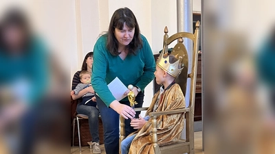 Marianne Beer überlegt mit den Kinder wie ein echter König ausschaut. Schnell wird klar Jesus ist ein ganz anderer König. (Bild: Marina Richthammer)