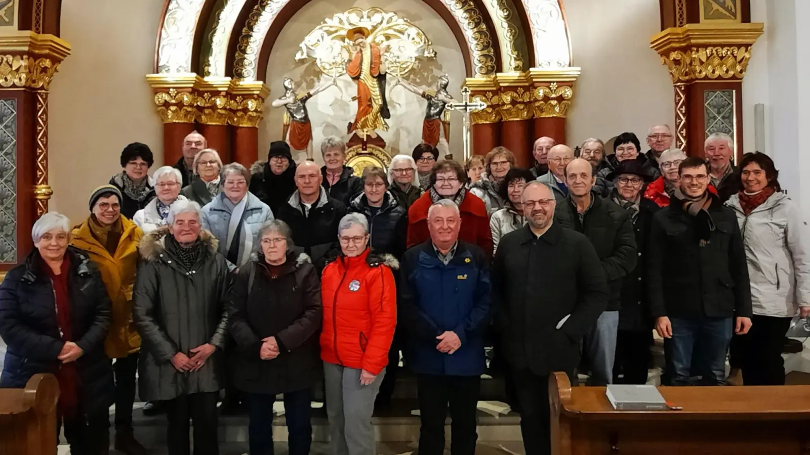 Gruppenbild beim adventlicher Mesnertreff des Regionalverbandes Cham in der Pfarrkirche Falkenstein mit Präses Pfarrer H, Holger Kruschina und Vors. Josef Pflug (5. u. 6. v. r.)sowie Organist H. Christoph Aumüller (2. von rechts) (Bild: Gaby Mayer)