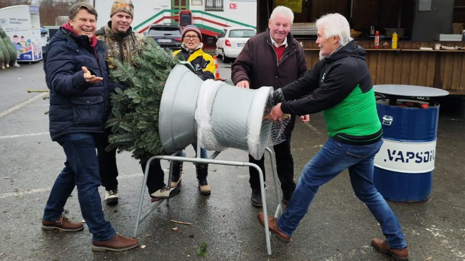 Erster Vorsitzender David Eckert, 2. Vorsitzender Benjamin Zeitler und weitere Vorstandsmitglieder des Fördervereins des FC Weiden-Ost packen beim Christbaumverkauf mit an. <br> (Bild: Hans Forster/exb)