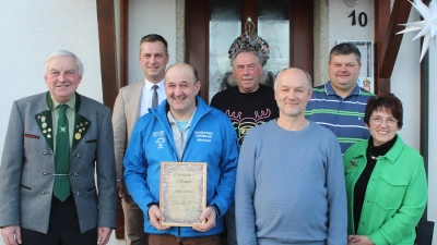 Bild zeigt die Geehrten: vorne von links Vorsitzenden Reinhold Schraml, Michael Heindl, Michael Nickl, Elisabeth Bauer. Hinten von links: Bürgermeister Wolfgang Söllner, Siegfried Hora, Michael Sticht. (Bild: Josef Söllner)