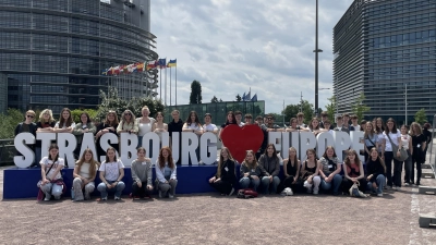 Die 45 Schülerinnen und Schüler des Gymnasiums Neustadt an der Waldnaab mit ihren Begleitlehrkräften vor dem Europaparlament in Straßburg. (Bild: Barbara Bauer)