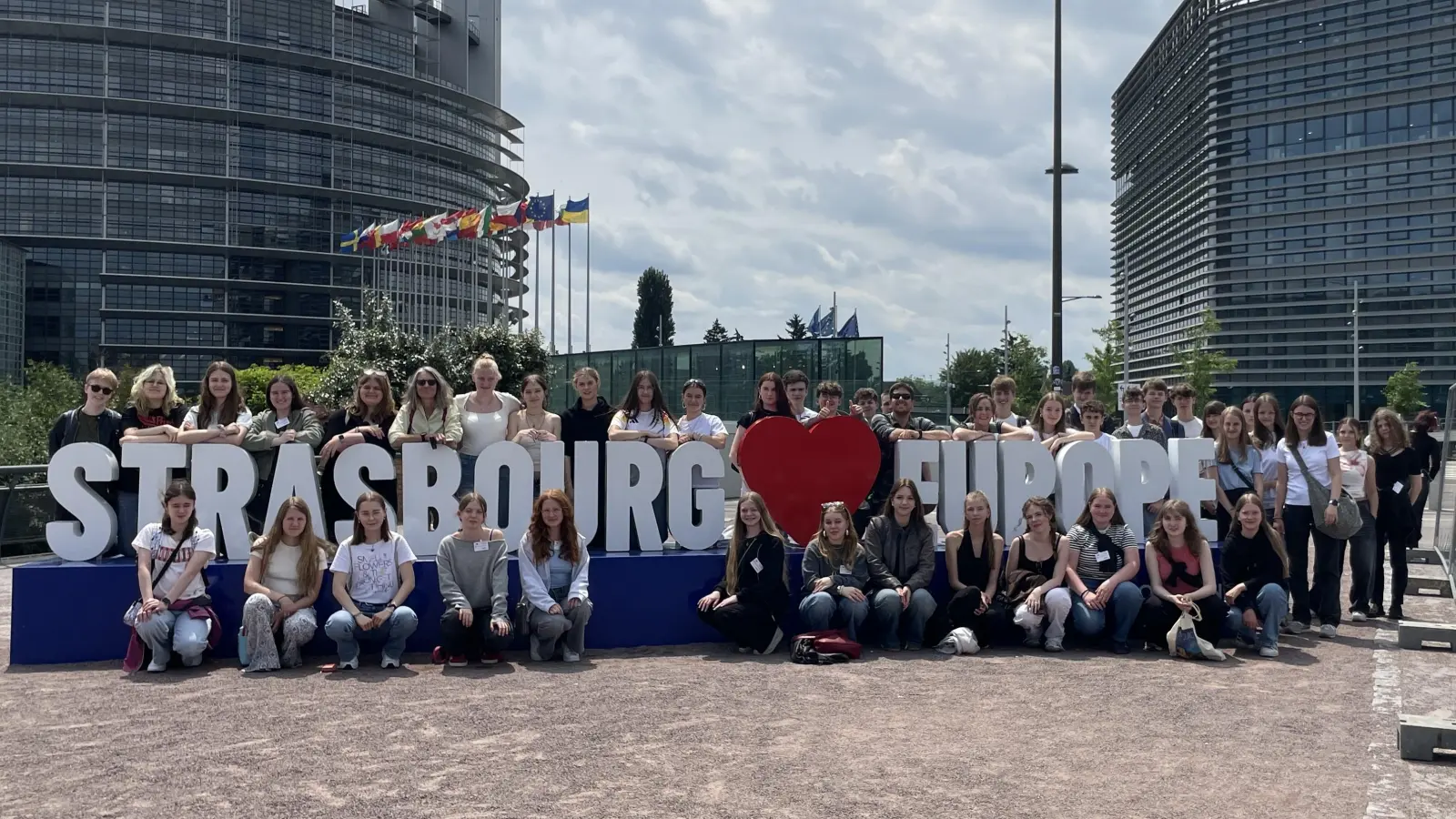 Die 45 Schülerinnen und Schüler des Gymnasiums Neustadt an der Waldnaab mit ihren Begleitlehrkräften vor dem Europaparlament in Straßburg. (Bild: Barbara Bauer)