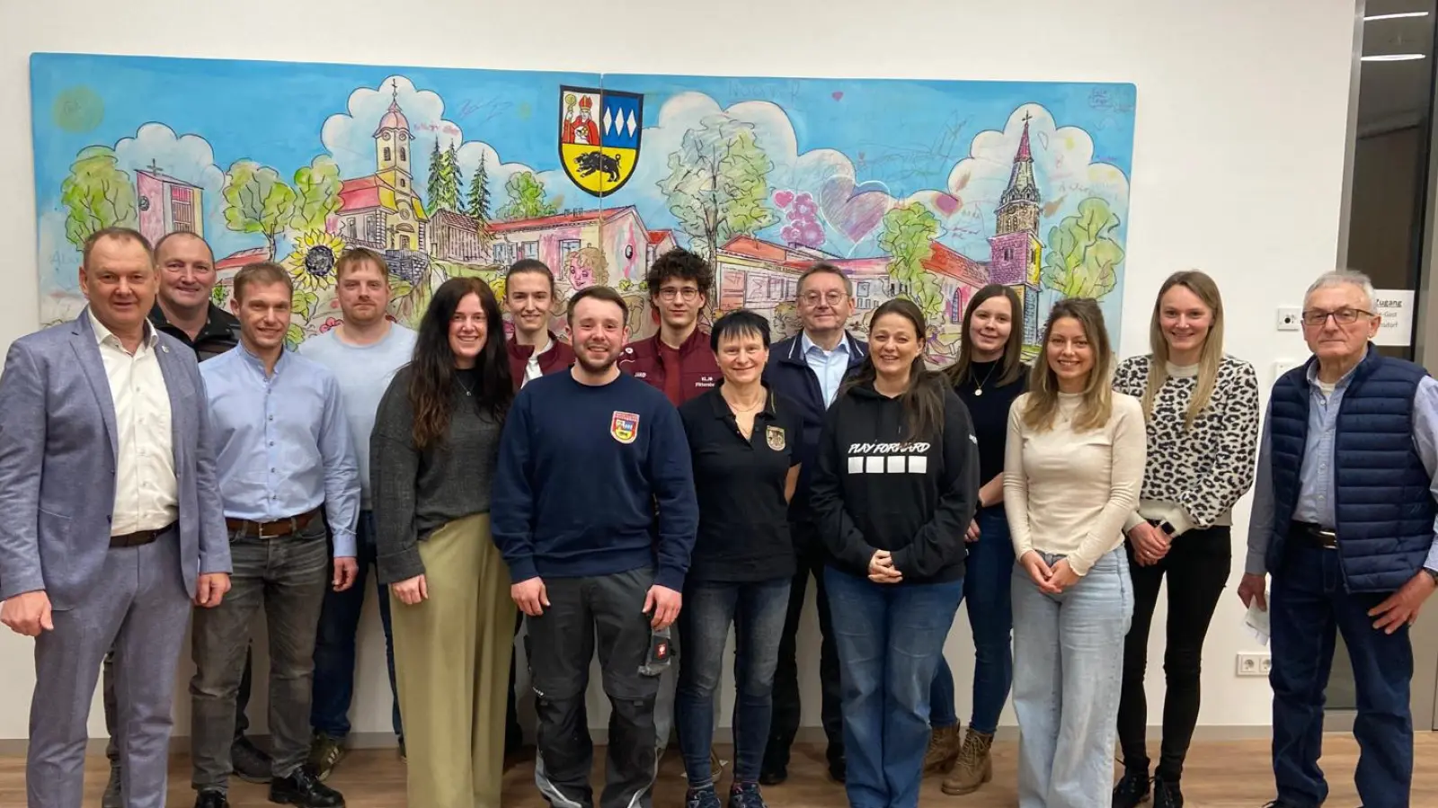 In Ebermannsdorf wird viel für die Jugendarbeit einzelner Gruppen und in den Vereinen gemacht. Dies honoriert die Gemeinde jedes Jahr mit einer finanziellen Zuwendung, die in den vergangenen Tagen Bürgermeister Erich Meidinger (links) verteilen dürfte. (Bild: Christine Schönfelder )