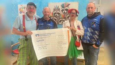 von links „Prof.Dr.Fritz‘l Fußtaps“; Weiß Michael (1.Vorstand); „Dr. Trudi Eierfleck“; Lederer Gerhard (2. Vorstand)  (Bild: Friedrich Peterhans)