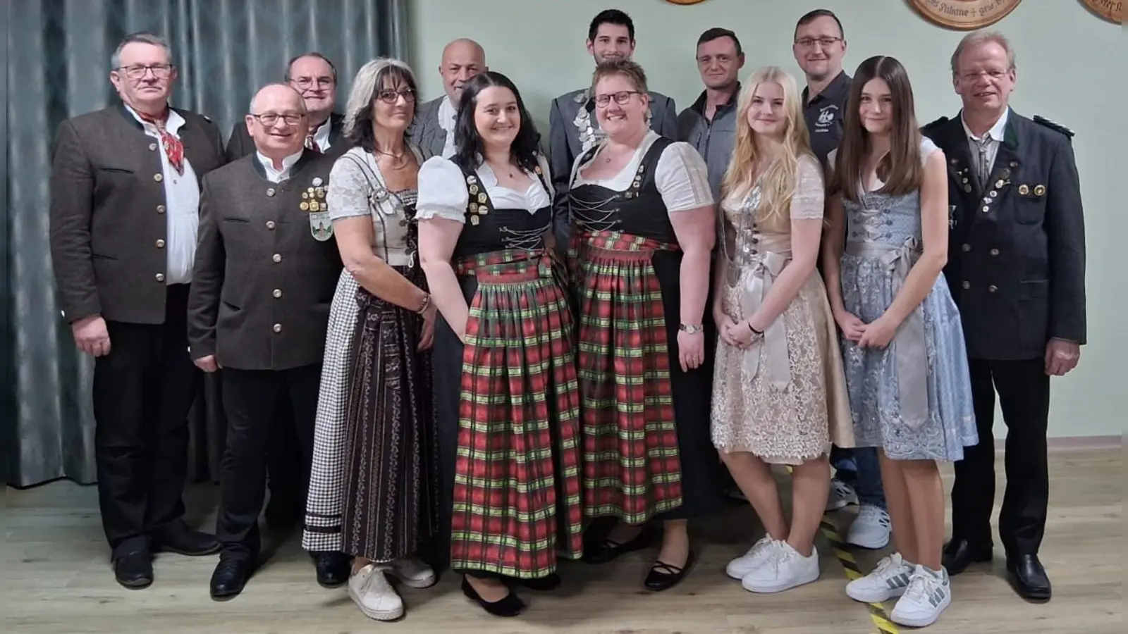 Teilnehmer Gaumeisterschaft von li. nach re. 1. Reihe: Monika Scharf, Franziska Wolf, Karina Schober, Mia Horoszak, Jana Stahl<br>2. Reihe: Wolf Martin, Sandmann Roland, Leher Klaus, Günter Scharf, Tobias Bodensteiner, Andreas Dirschedl, Mathias Dirschedl (Bild: Angelika Stahl)
