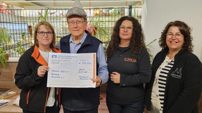 Von links: Vorsitzende Petra Teichner (KF Neunkirchen), 1. Vorsitzender Rainer Sindersberger, Geschäftsführerin der Tafel Diana Hermann, Beate Suttner (2. VorsitzendeKF Neunkirchen) (Bild: Petra Teichner)