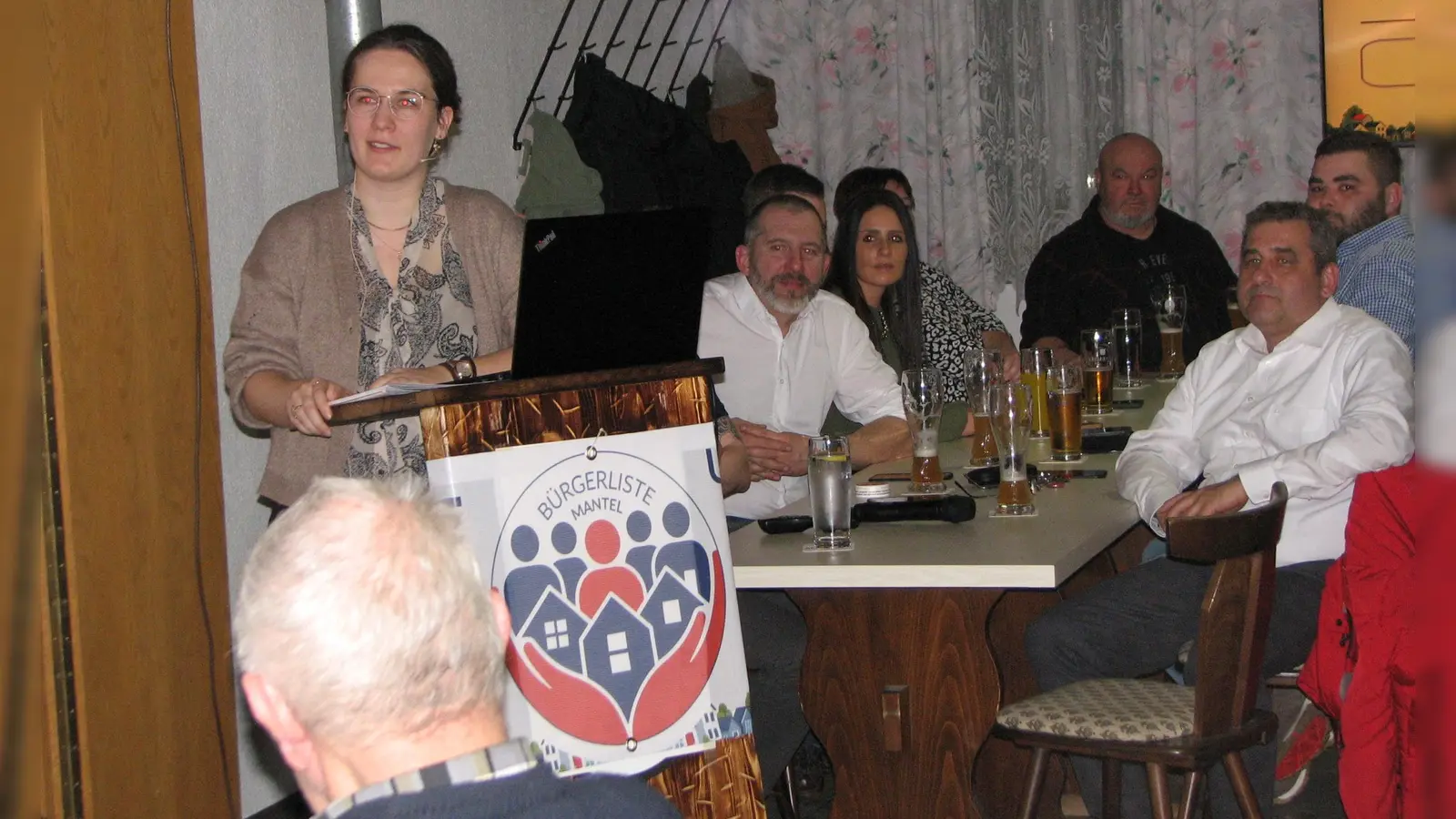 Vor 70 interessierten Bürgern der Marktgemeinde referierte Vanessa Brüderer (links) über das Zustandekommen der Bürgerliste Mantel und über ihr Programm bei der anstehenden Kommunalwahl. (Bild: Johann Kneißl)