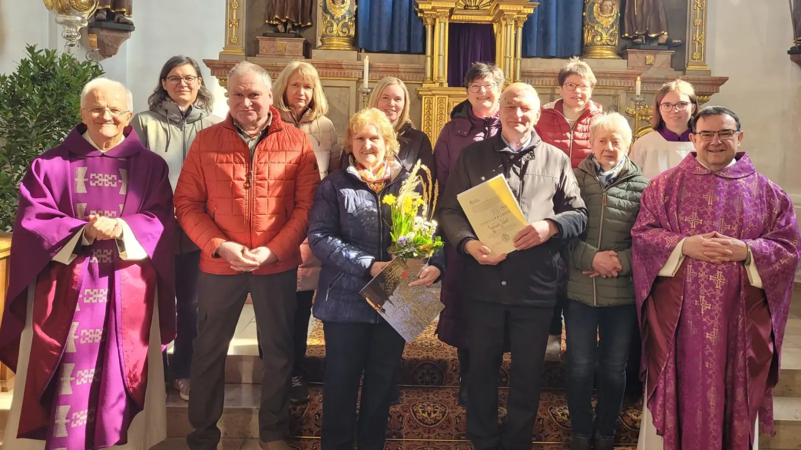 Gruppenfoto des Pfarrgemeinderates mit den ausscheidenden Mitgliedern. (Bild: Lisa Hutzler)
