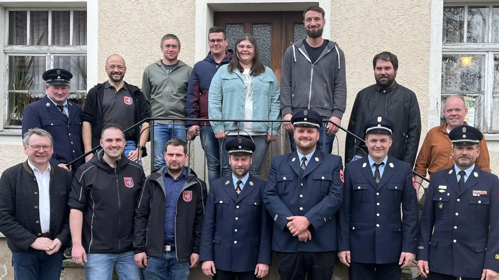 Neuwahlen:: von links oben: Beisitzer: Gerhard Luber, Johannes Mathes, Tobias Baier, Lukas Fuchs; Kassenprüfer: Lisa Fuchs, Johannes Punk, Wolfgang Stigler; Kassier: Maximilian Bauer / von links unten: BGM Martin Prey; Schriftführer: Alexander Ehrenfried; stv. Vorsitzender Alexander Richter; Vorsitzender Markus Kirschenbauer; 1. und 2. Kommandanten Johannes und Markus Kloner; KBM Andreas Brandstätter. (Bild: Marina Pretzl)