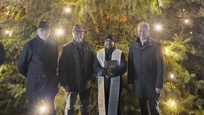 Wolfgang Albersdörfer, Ewald Vater, Pfarrer Madanu und 2. Bürgermeister Thorsten Grädler freuen sich über den beleuchteten Christbaum.  (Bild: Stefanie Gradl)