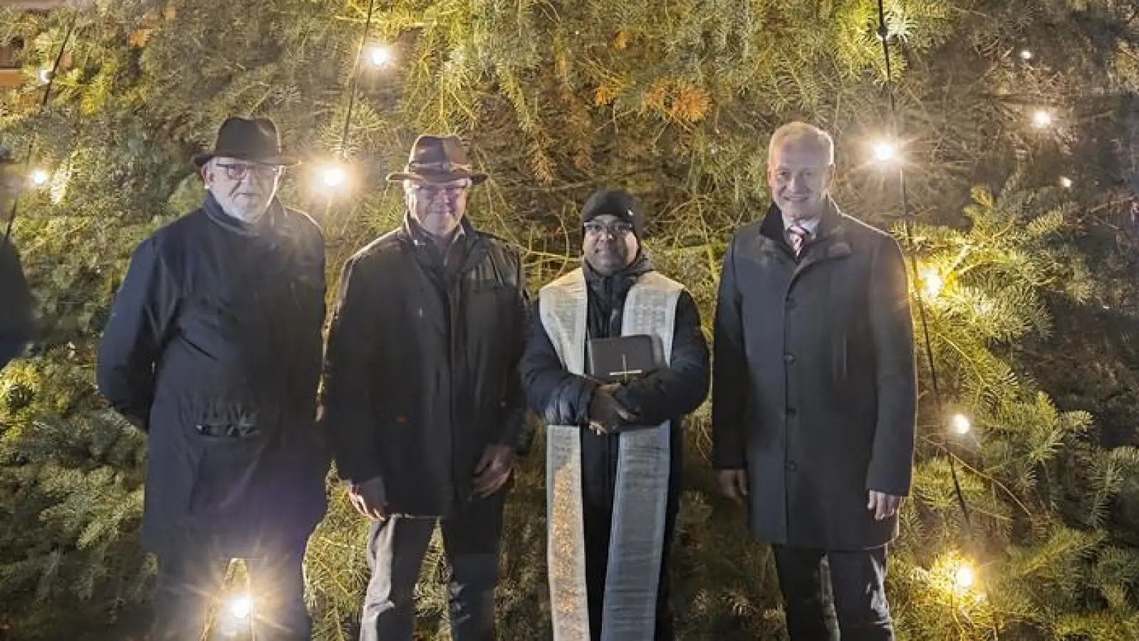 Wolfgang Albersdörfer, Ewald Vater, Pfarrer Madanu und 2. Bürgermeister Thorsten Grädler freuen sich über den beleuchteten Christbaum.  (Bild: Stefanie Gradl)