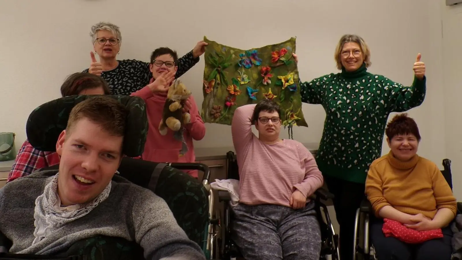 Die Bewohner und Kursleitung mit den Ergebnissen vom Filzkurs. (Bild: Susanne Ziegert)
