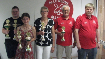 Vorsitzender Hans Kneißl (rechts) gratulierte den Pokalsiegern zu ihren Leistungen. (Bild: Johann Kneißl)
