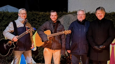 Seit langer Tradition gestalteten die Rehbühlsiedler auch heuer wieder ihre Gedenkfeier am Heiligen Abend am Denkmal der Siedlung. Von links: Ossi Zahn, Andreas Kopp, Hans Jürgen Meier, Jürgen Meyer. (Bild: Hans-Jürgen Meier)
