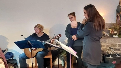 Musikalische Gestaltung durch die Gruppe „Tri Voca” mit rhythmischen Liedern. Theresia, Teresa und Katharina bereicherten die Feier mit ihrem harmonischen Gesang, begleitet von Gitarre und Querflöte. Die erst neun Monate alte Lucia vervollständigte die Gruppe auf ihre ganz besondere Weise. (Bild: Silvia Stahl)